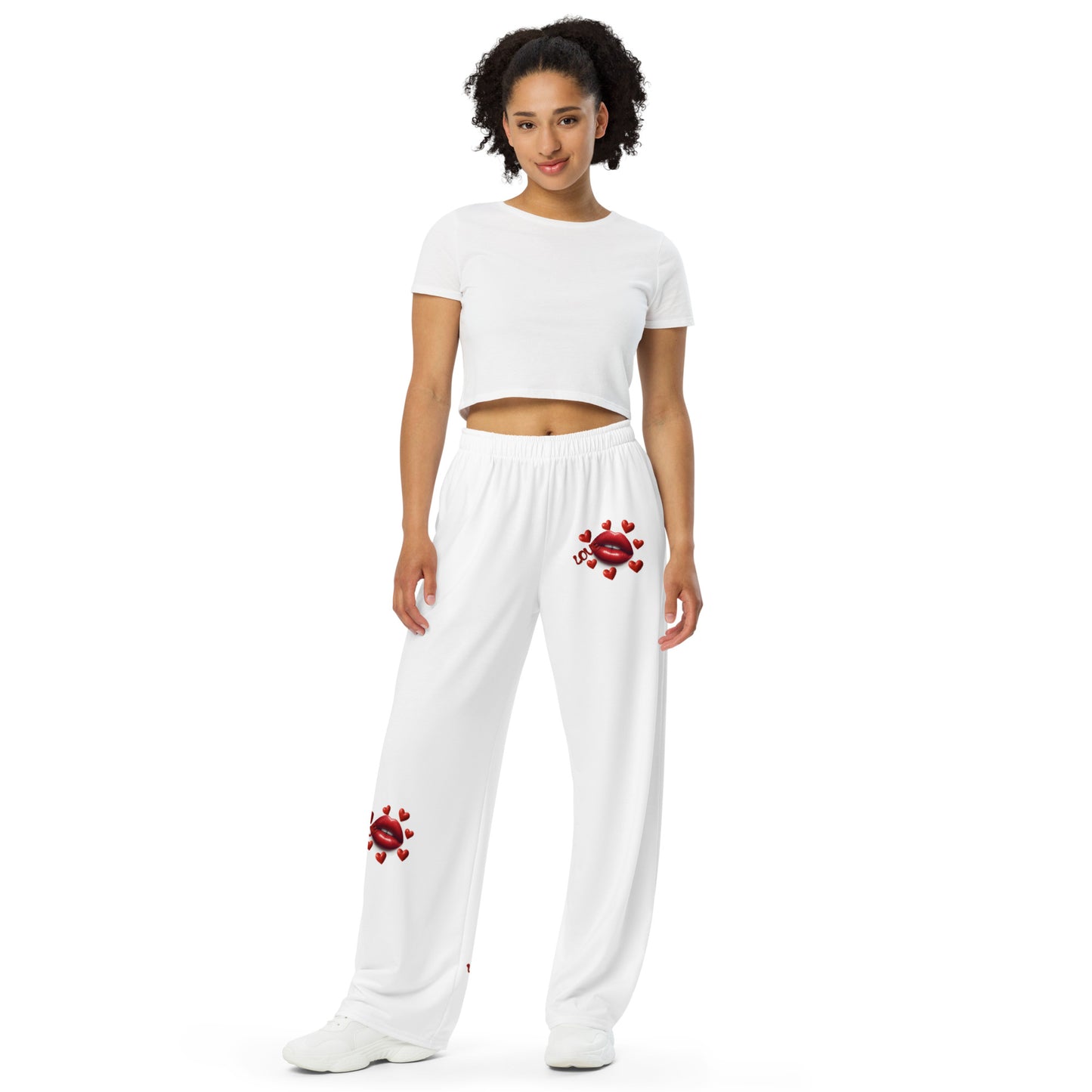 Unisex-Hose mit Allover-Druck „LOVE“ und weiten Beinen - MAX F. ArtGrafic