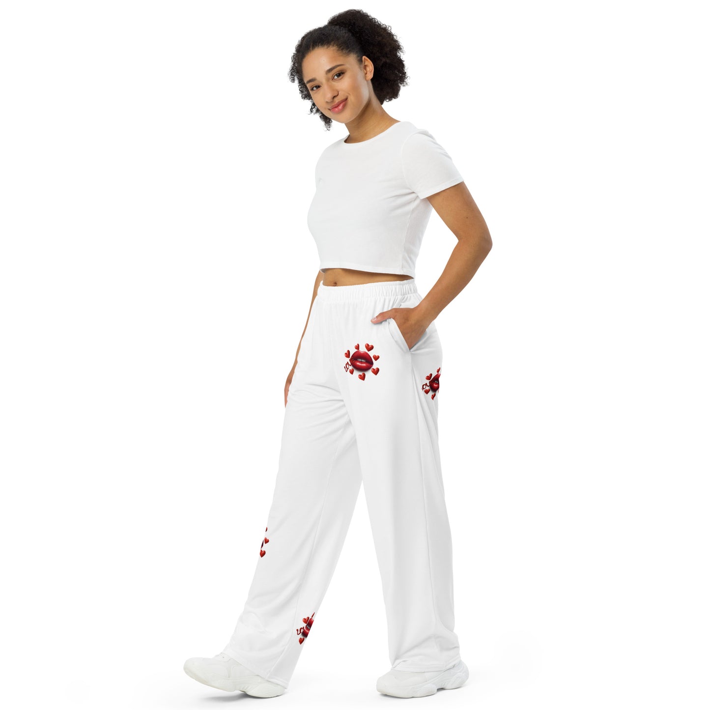 Unisex-Hose mit Allover-Druck „LOVE“ und weiten Beinen - MAX F. ArtGrafic